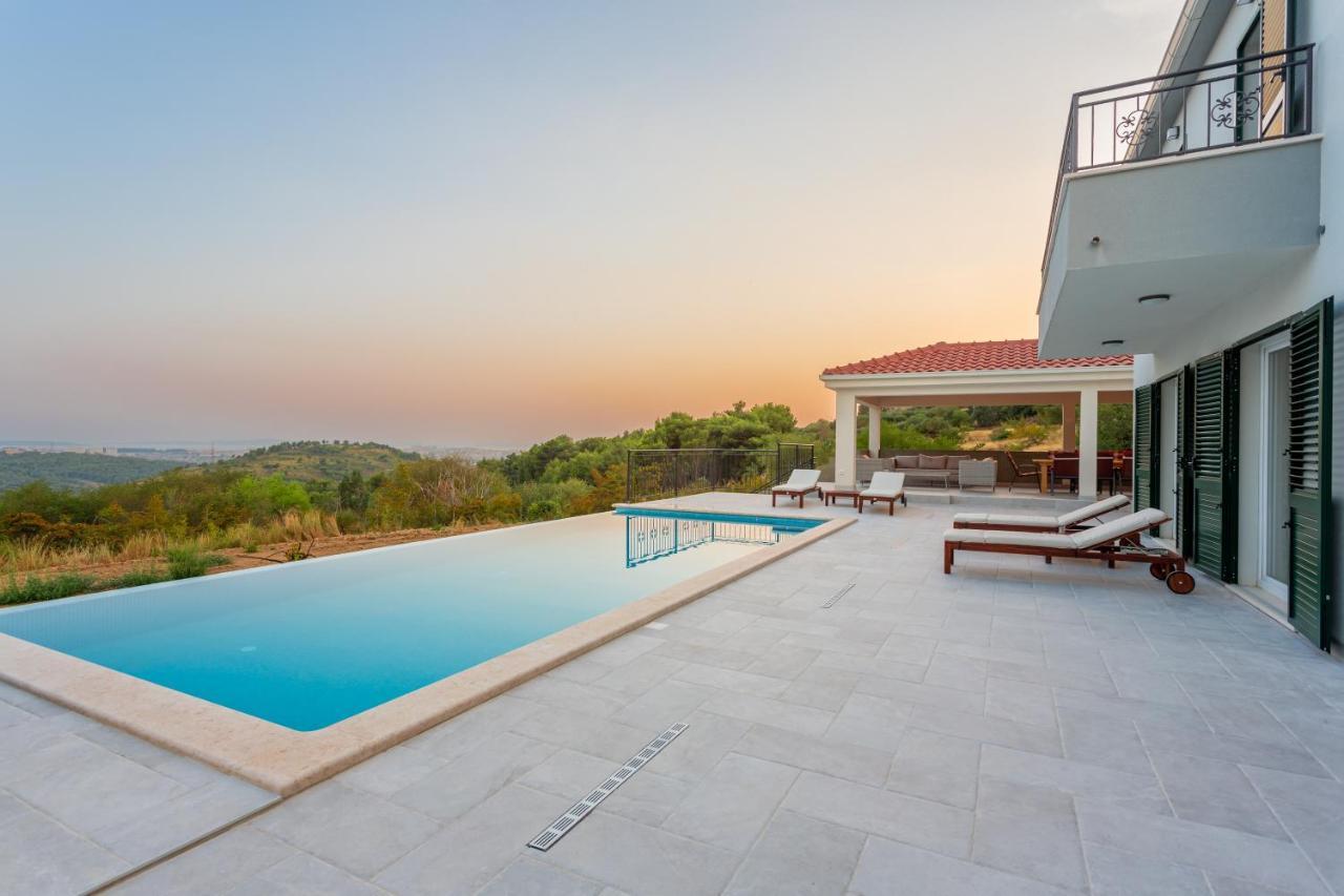 Secluded House - Guaranteed Privacy - Heated Pool Villa Klis Buitenkant foto