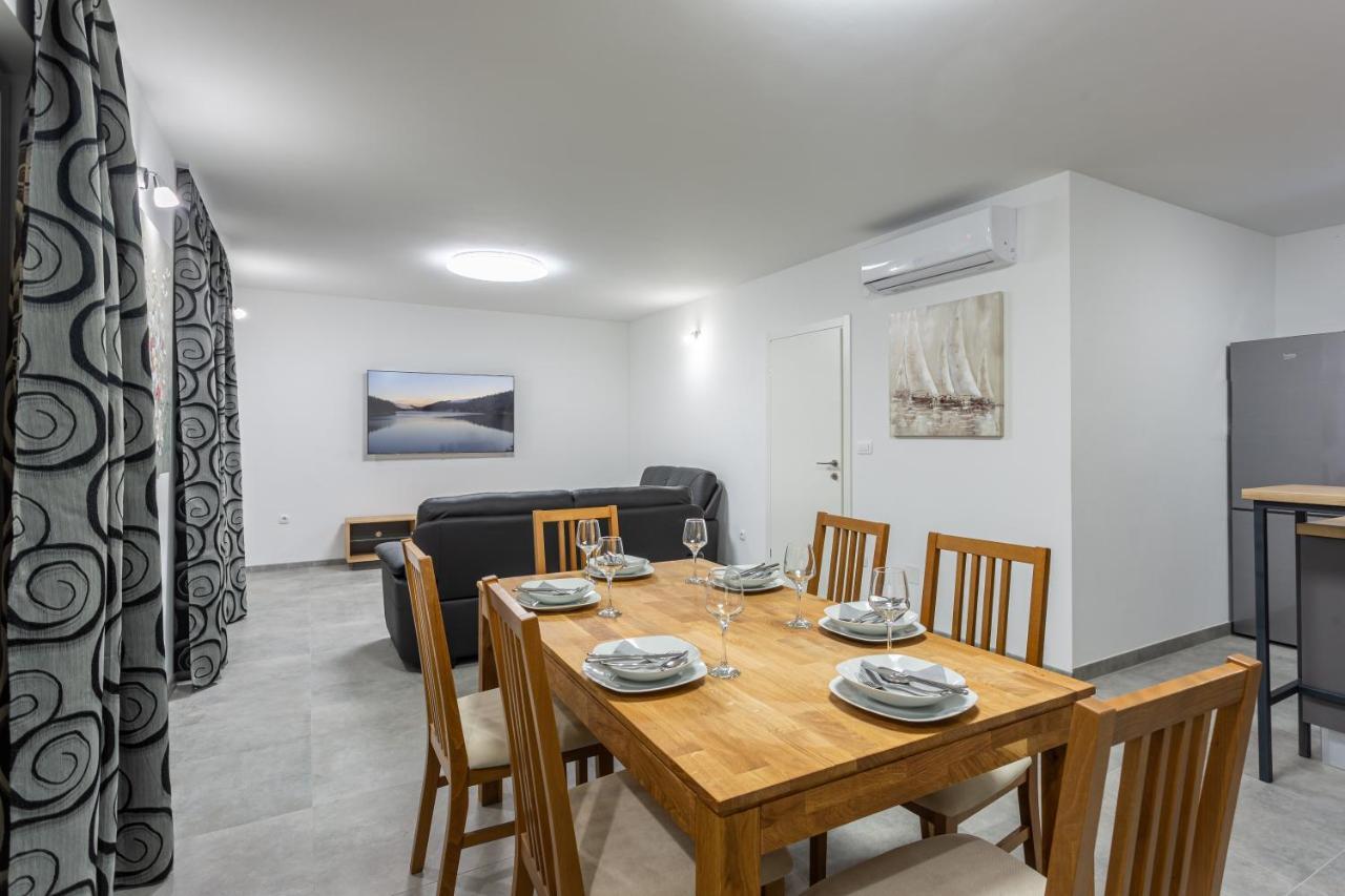 Secluded House - Guaranteed Privacy - Heated Pool Villa Klis Buitenkant foto